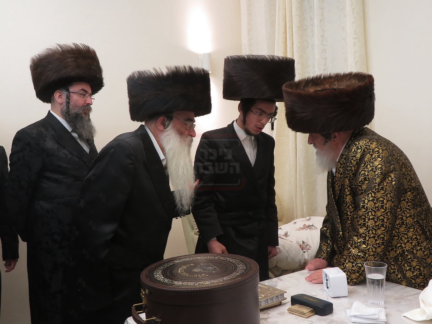 האדמו"ר מויז'ניץ בחבישת השטריימיל על ראש החתן