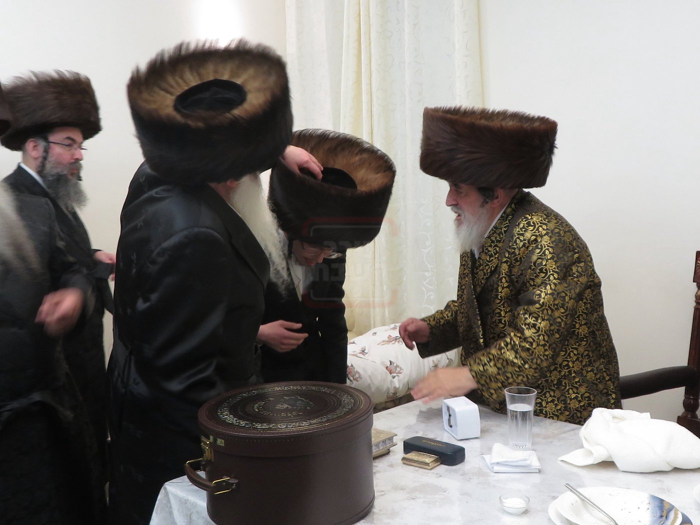 האדמו"ר מויז'ניץ בחבישת השטריימיל על ראש החתן