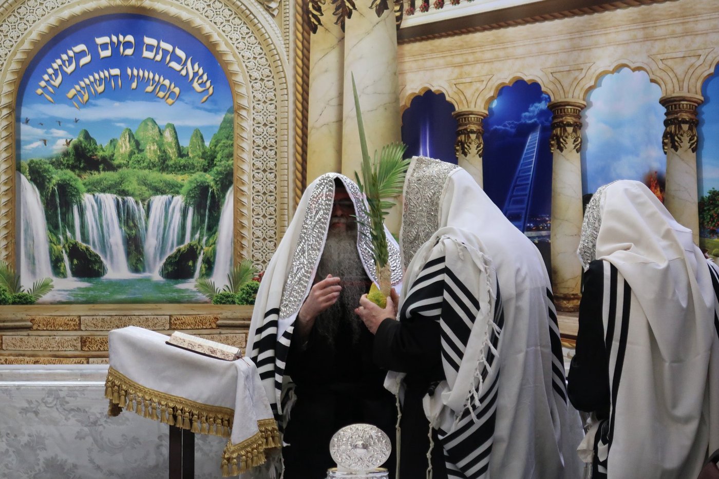 חג הסוכות ושמחת תורה בחצה"ק צאנז זוועהיל