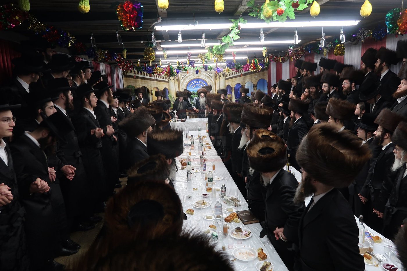 חג הסוכות ושמחת תורה בחצה"ק צאנז זוועהיל