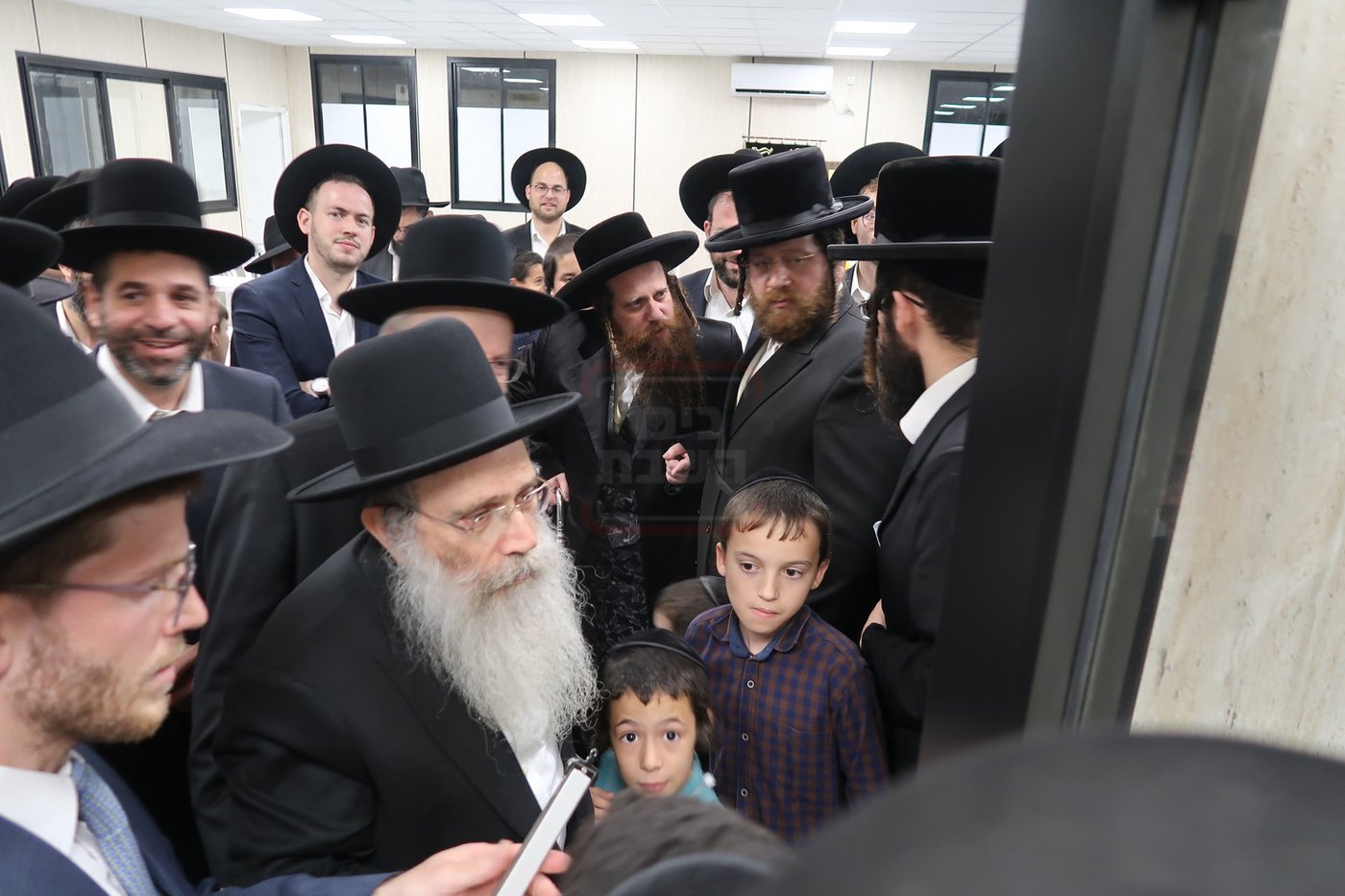 קביעת מזוזות לביהכ"נ 'איילת השחר' בשכונת 'מתחם הסופרים'