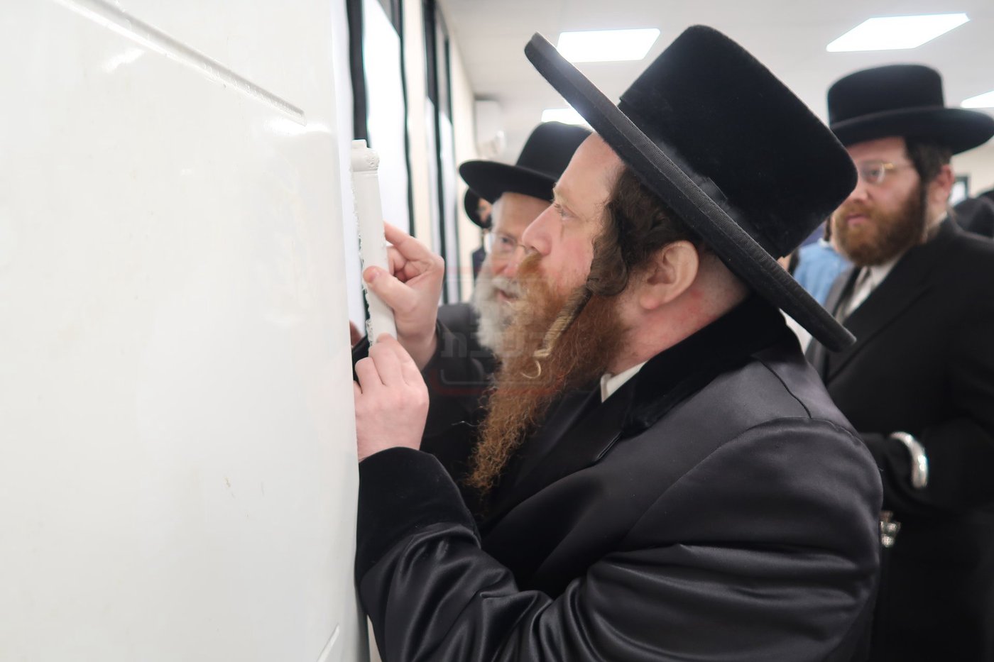 קביעת מזוזות לביהכ"נ 'איילת השחר' בשכונת 'מתחם הסופרים'