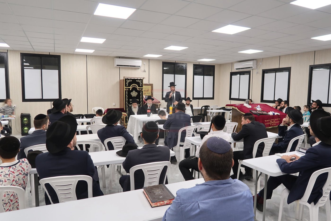 קביעת מזוזות לביהכ"נ 'איילת השחר' בשכונת 'מתחם הסופרים'