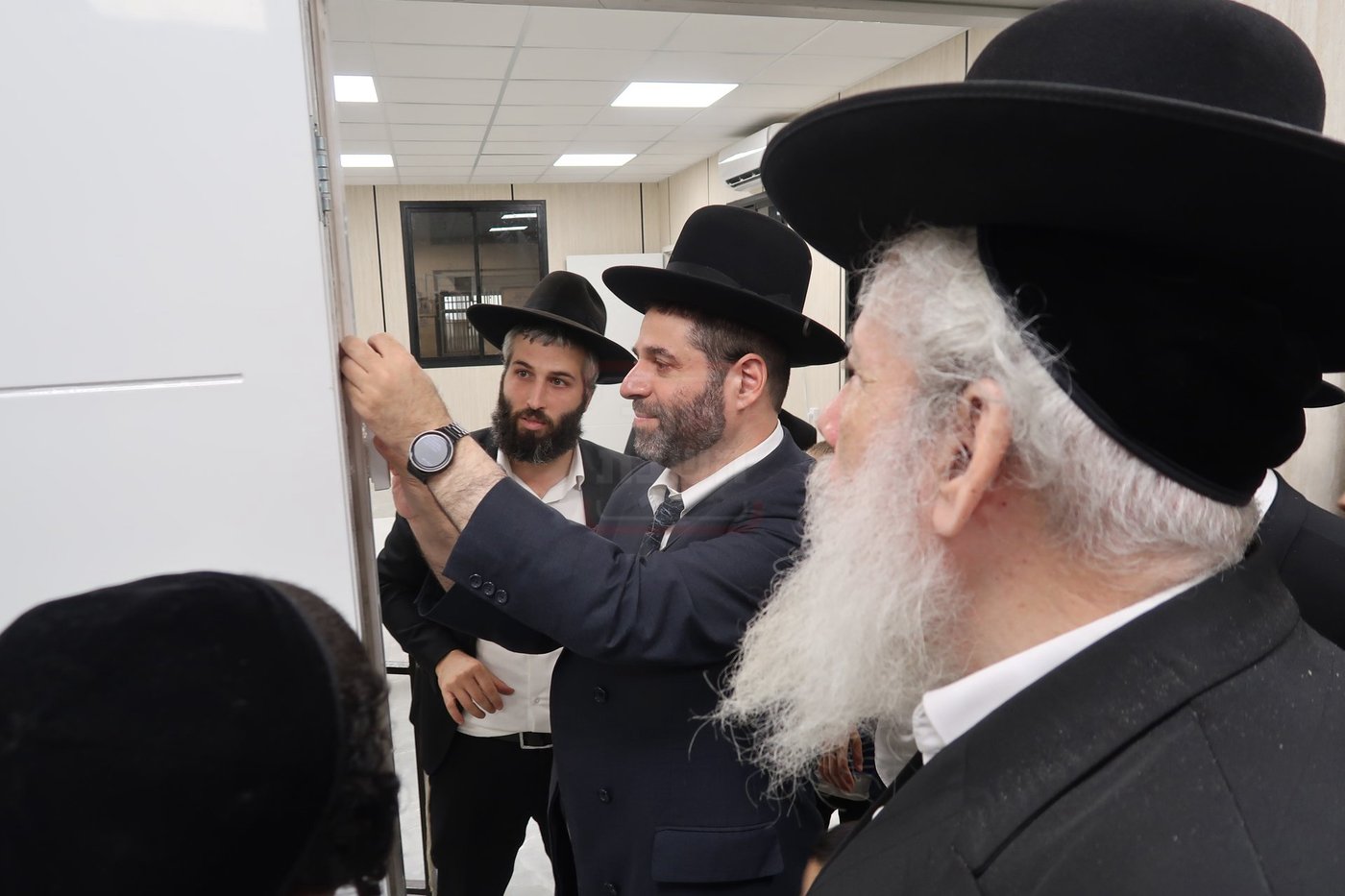 קביעת מזוזות לביהכ"נ 'איילת השחר' בשכונת 'מתחם הסופרים'