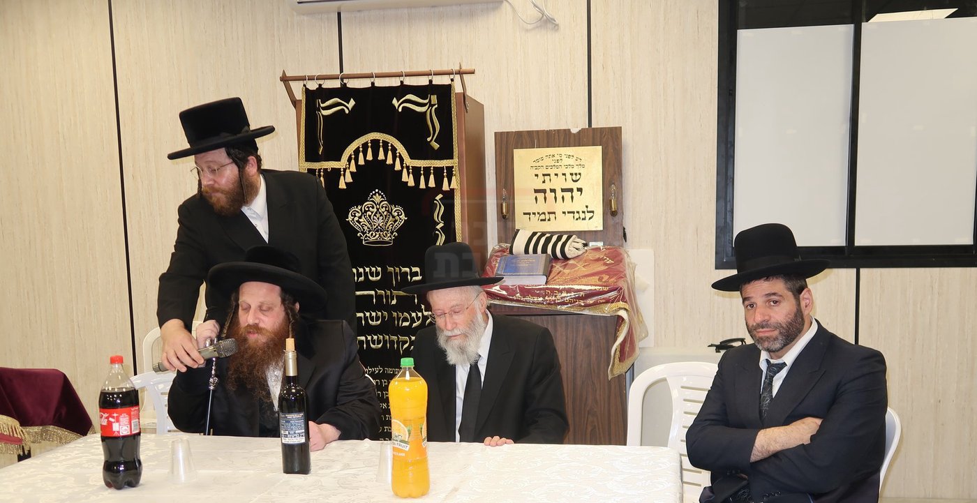 קביעת מזוזות לביהכ"נ 'איילת השחר' בשכונת 'מתחם הסופרים'