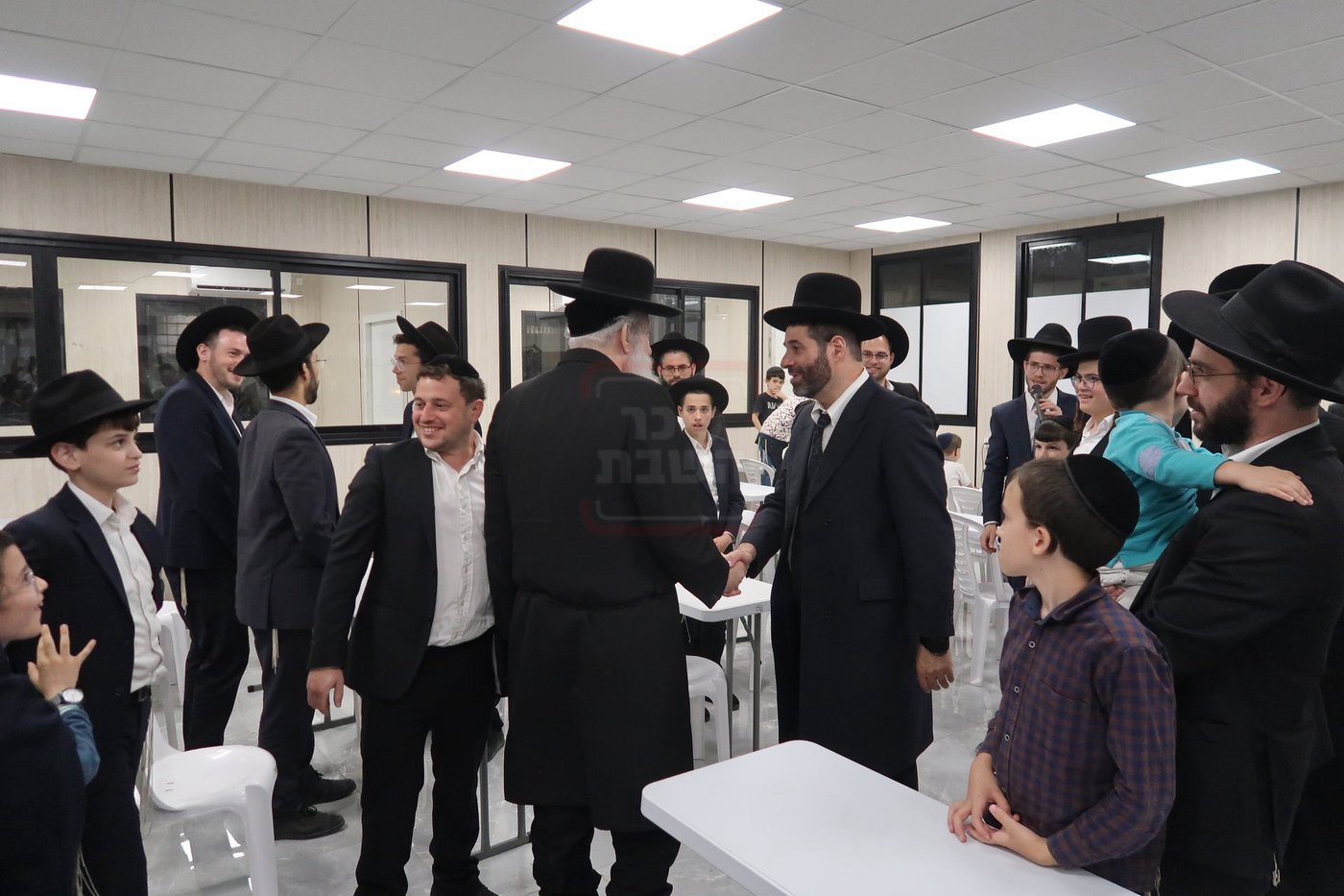 קביעת מזוזות לביהכ"נ 'איילת השחר' בשכונת 'מתחם הסופרים'