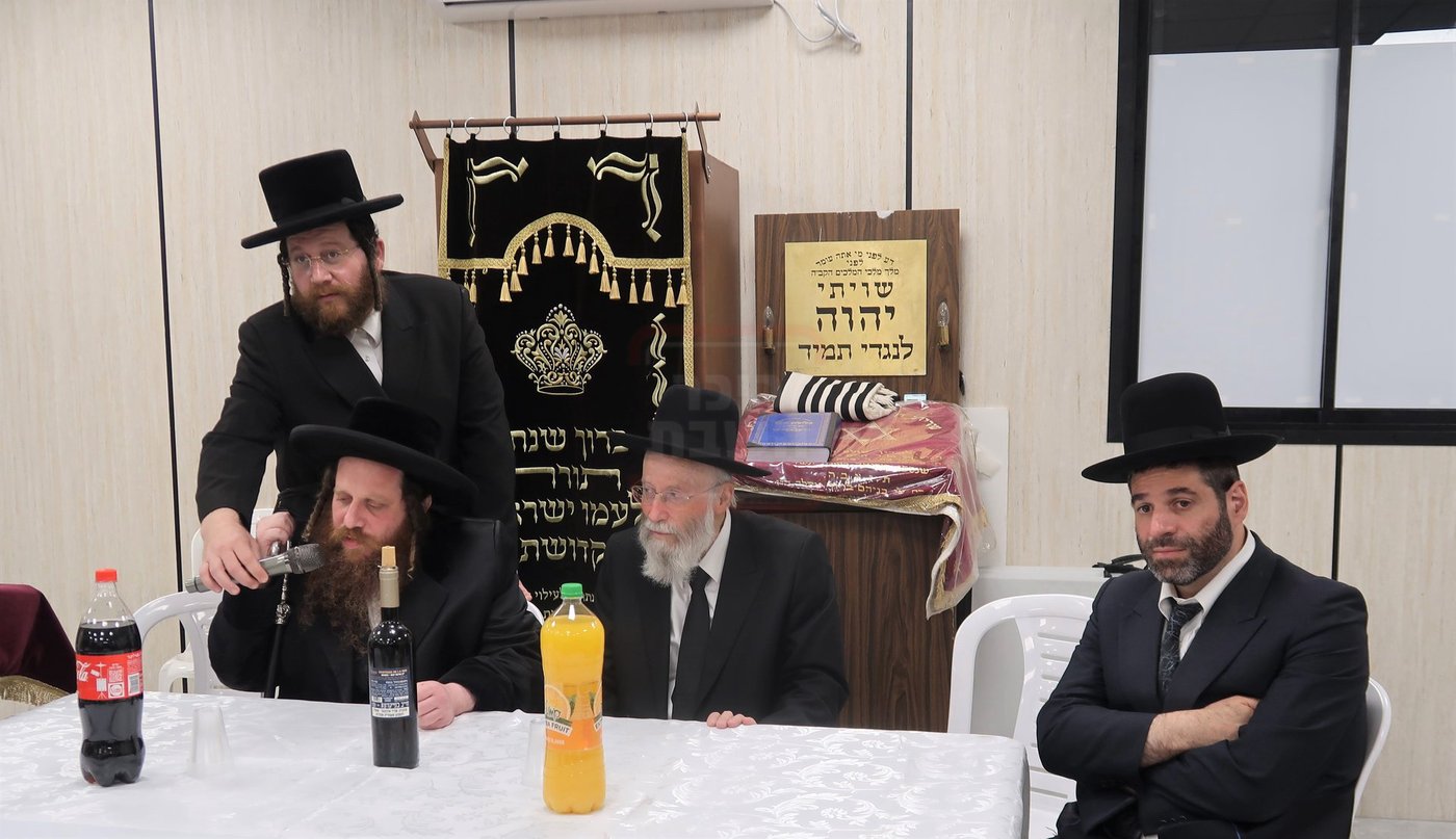 קביעת מזוזות לביהכ"נ 'איילת השחר' בשכונת 'מתחם הסופרים'