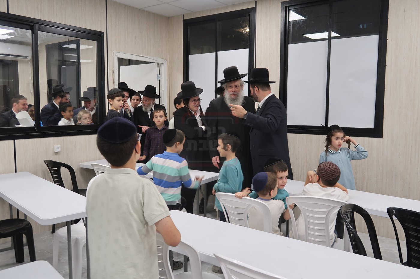 קביעת מזוזות לביהכ"נ 'איילת השחר' בשכונת 'מתחם הסופרים'