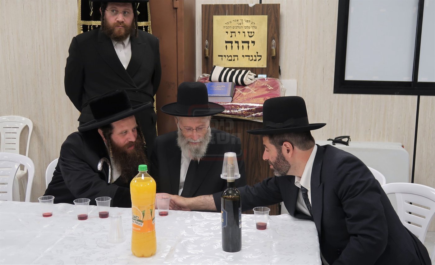 קביעת מזוזות לביהכ"נ 'איילת השחר' בשכונת 'מתחם הסופרים'