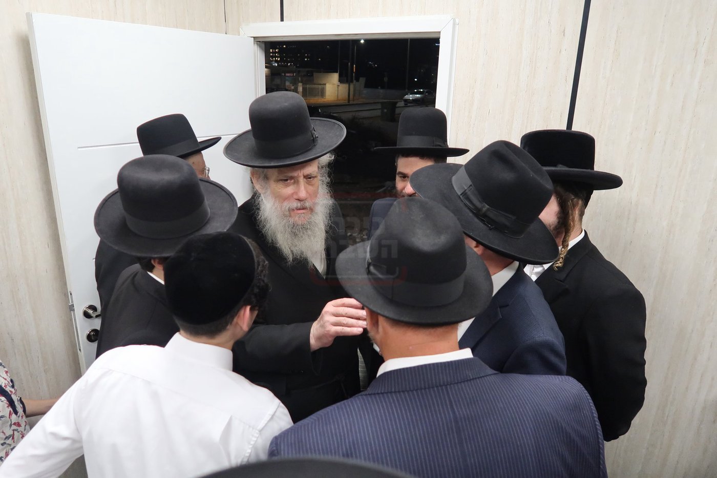 קביעת מזוזות לביהכ"נ 'איילת השחר' בשכונת 'מתחם הסופרים'