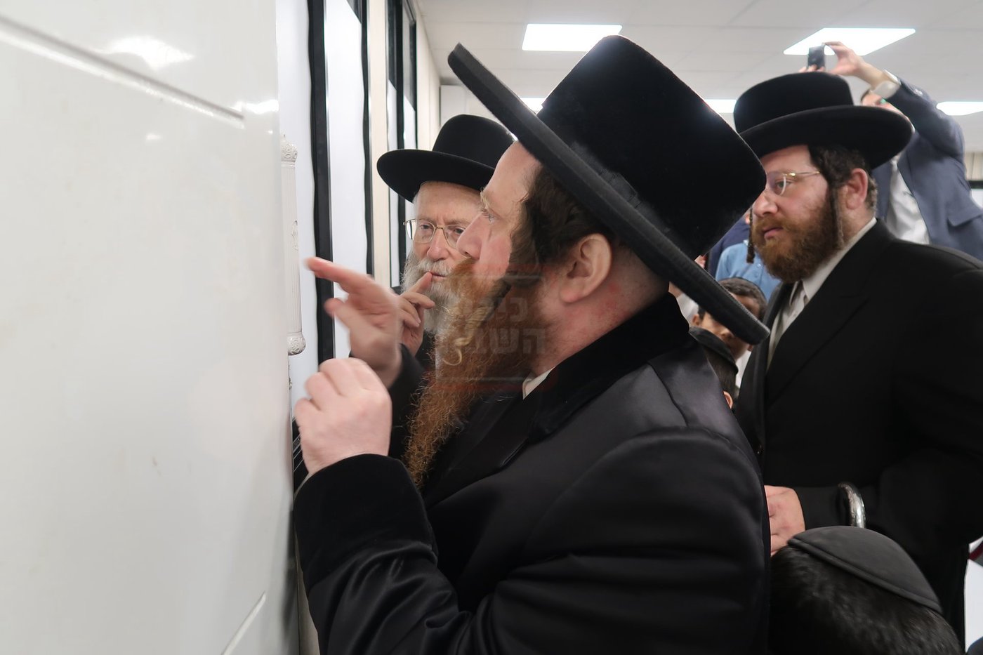 קביעת מזוזות לביהכ"נ 'איילת השחר' בשכונת 'מתחם הסופרים'