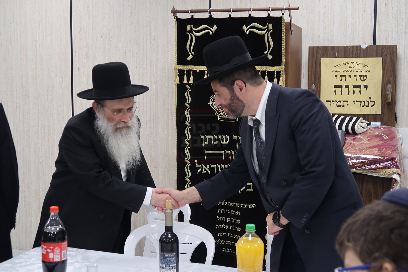 קביעת מזוזות לביהכ"נ 'איילת השחר' בשכונת 'מתחם הסופרים'