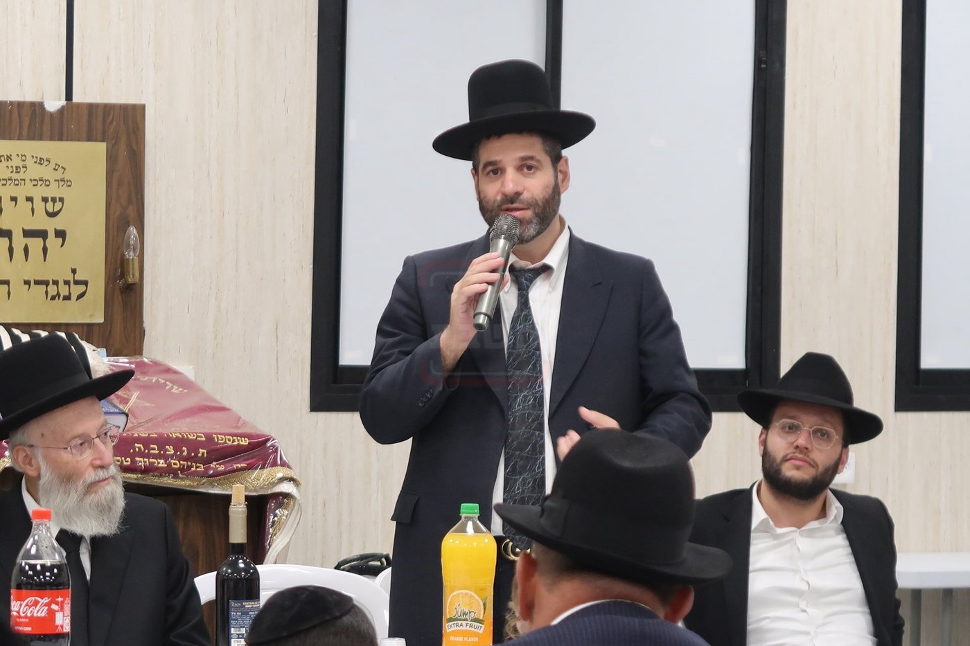 קביעת מזוזות לביהכ"נ 'איילת השחר' בשכונת 'מתחם הסופרים'