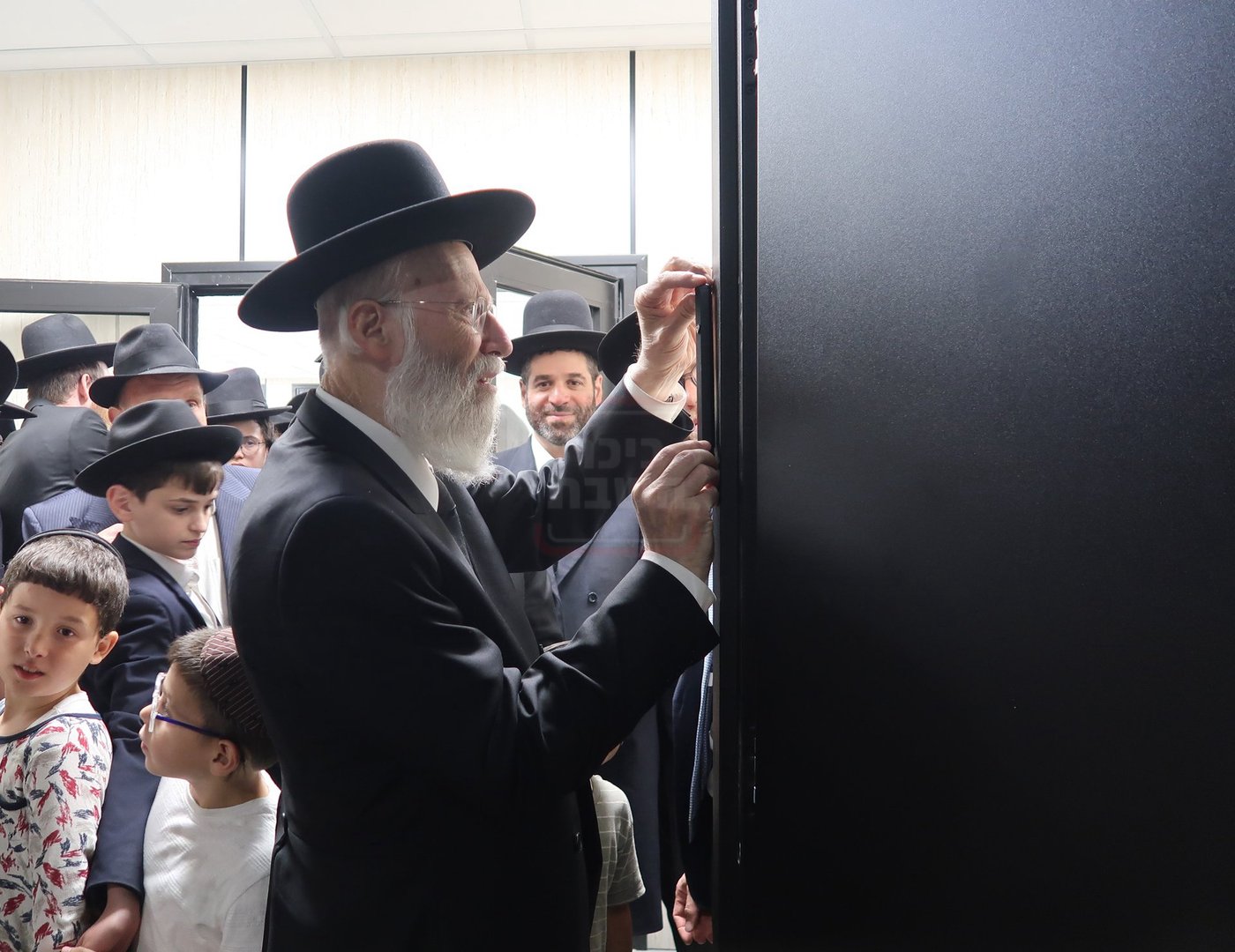 קביעת מזוזות לביהכ"נ 'איילת השחר' בשכונת 'מתחם הסופרים'