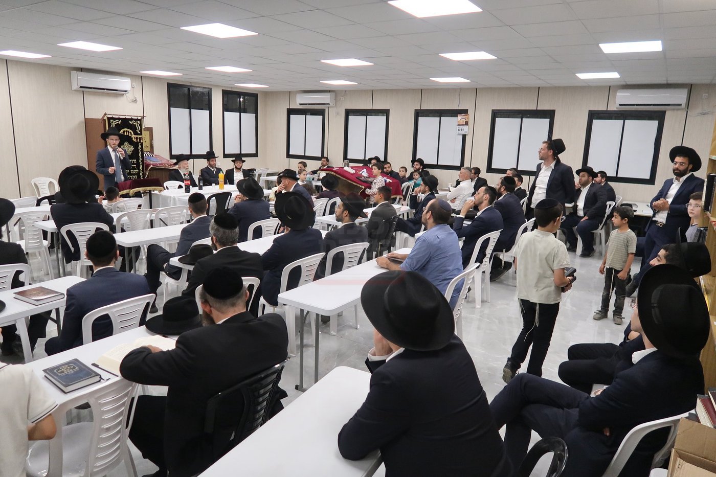 קביעת מזוזות לביהכ"נ 'איילת השחר' בשכונת 'מתחם הסופרים'