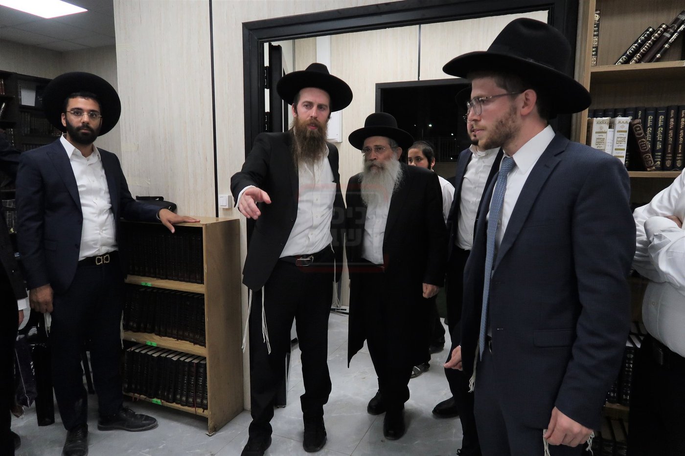 קביעת מזוזות לביהכ"נ 'איילת השחר' בשכונת 'מתחם הסופרים'