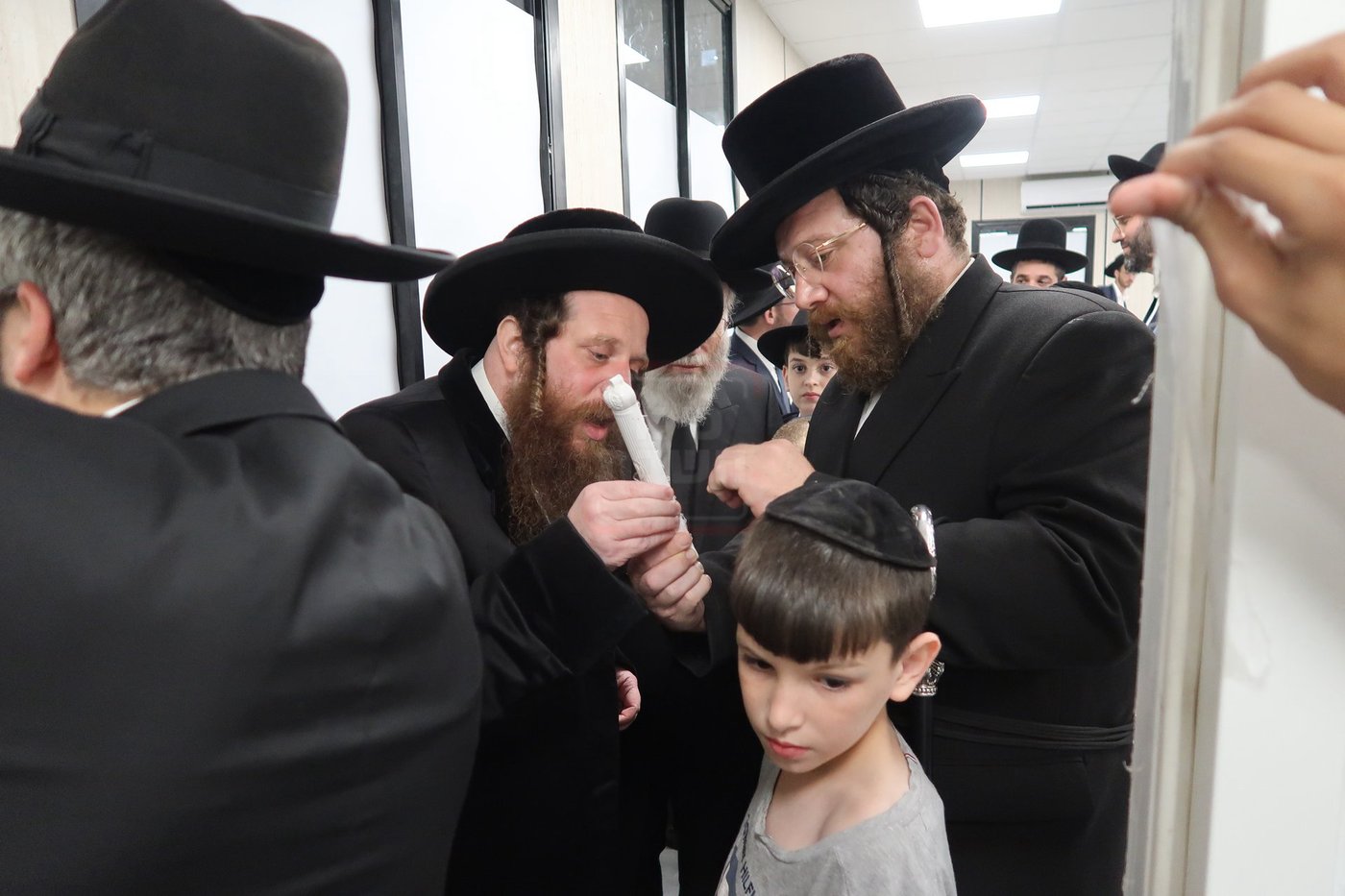 קביעת מזוזות לביהכ"נ 'איילת השחר' בשכונת 'מתחם הסופרים'