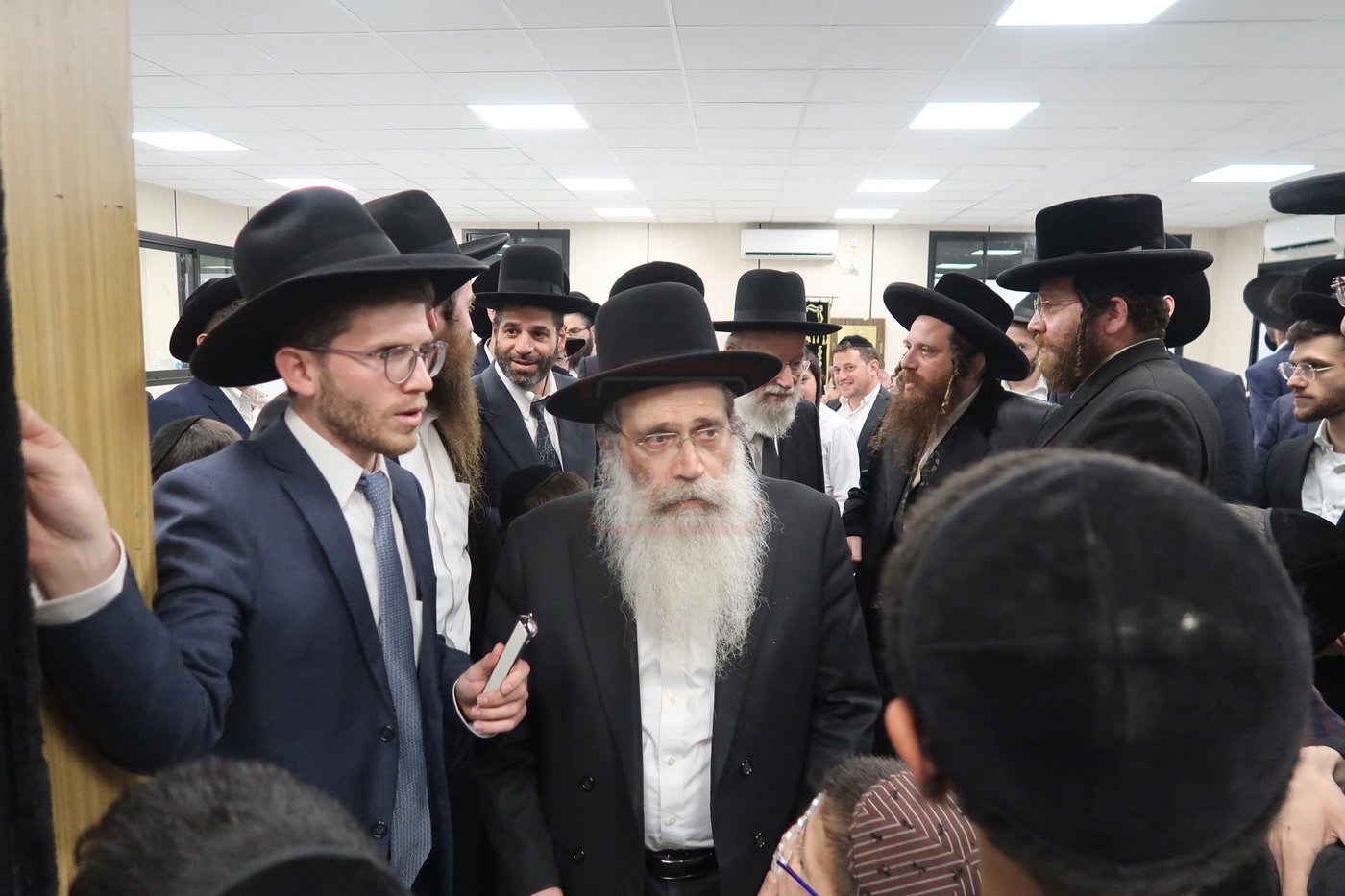 קביעת מזוזות לביהכ"נ 'איילת השחר' בשכונת 'מתחם הסופרים'