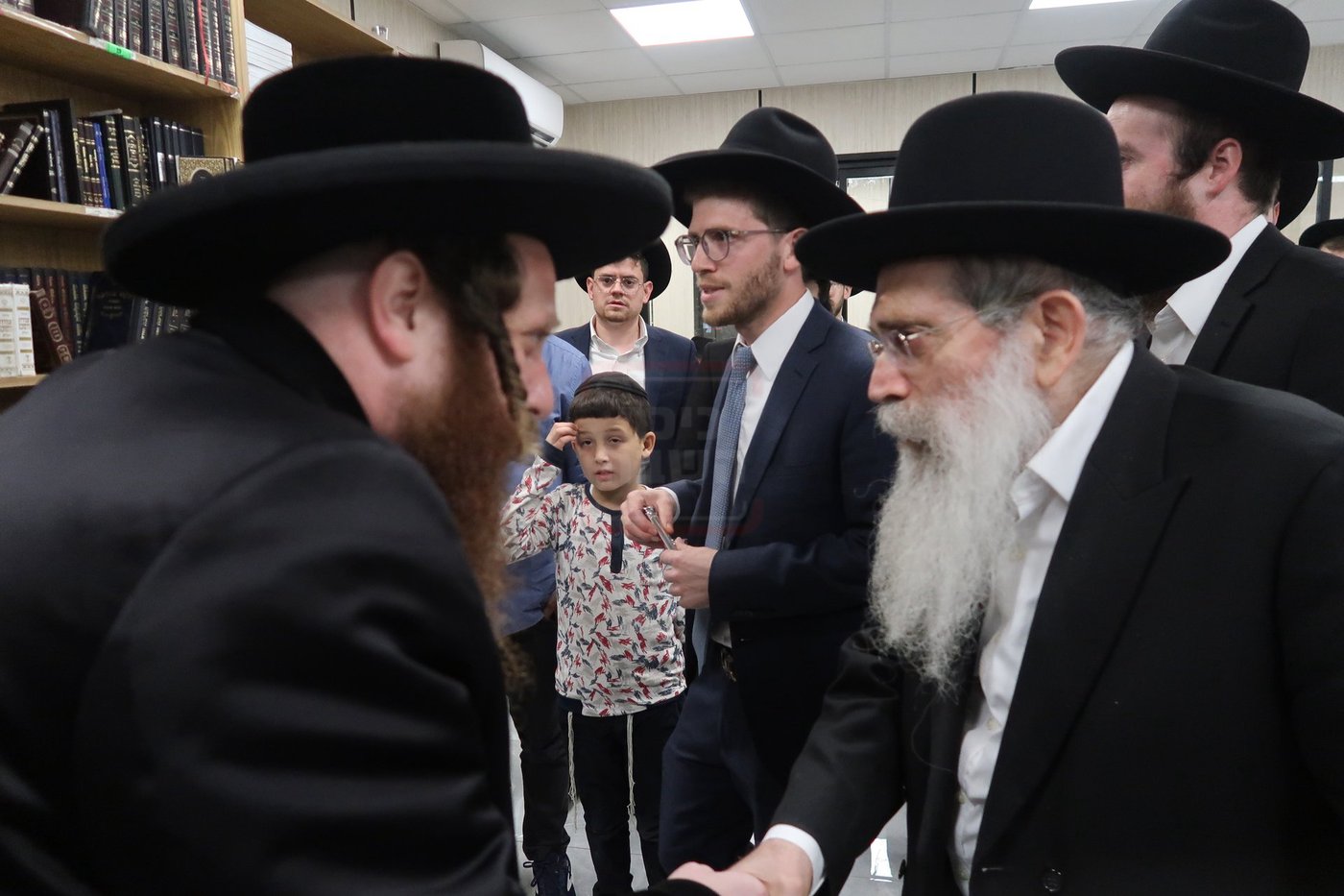 קביעת מזוזות לביהכ"נ 'איילת השחר' בשכונת 'מתחם הסופרים'