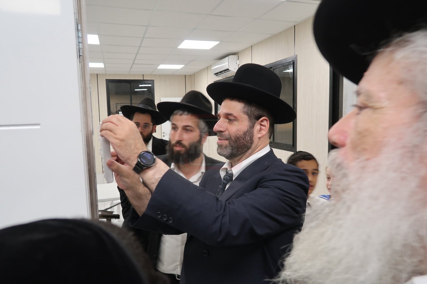 קביעת מזוזות לביהכ"נ 'איילת השחר' בשכונת 'מתחם הסופרים'