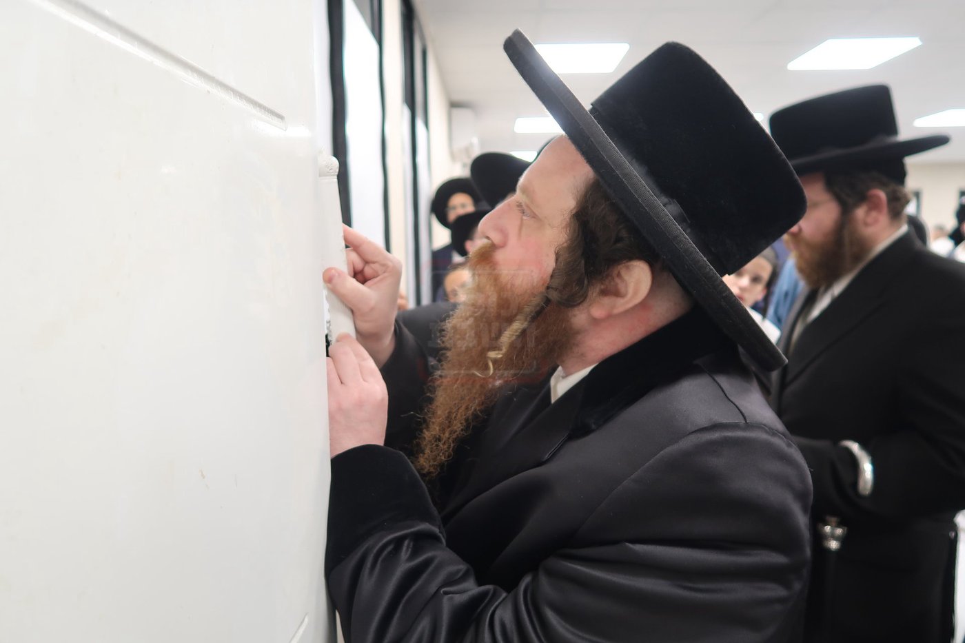 קביעת מזוזות לביהכ"נ 'איילת השחר' בשכונת 'מתחם הסופרים'