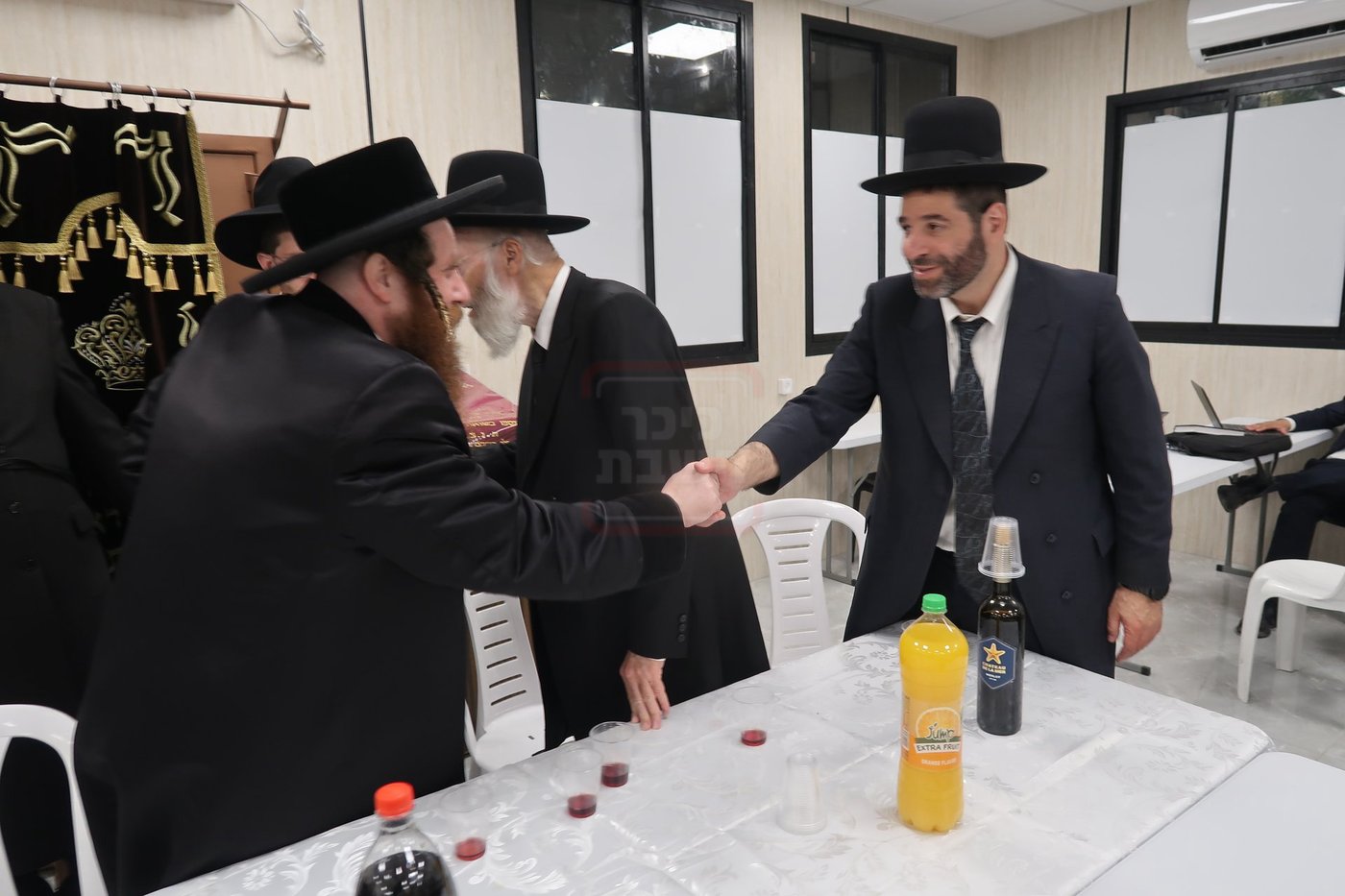 קביעת מזוזות לביהכ"נ 'איילת השחר' בשכונת 'מתחם הסופרים'