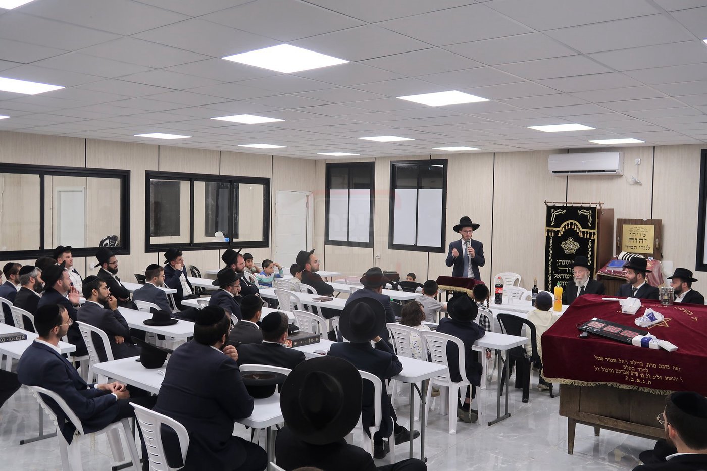 קביעת מזוזות לביהכ"נ 'איילת השחר' בשכונת 'מתחם הסופרים'