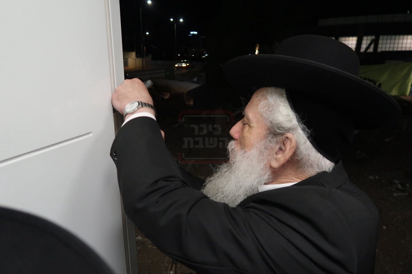 קביעת מזוזות לביהכ"נ 'איילת השחר' בשכונת 'מתחם הסופרים'