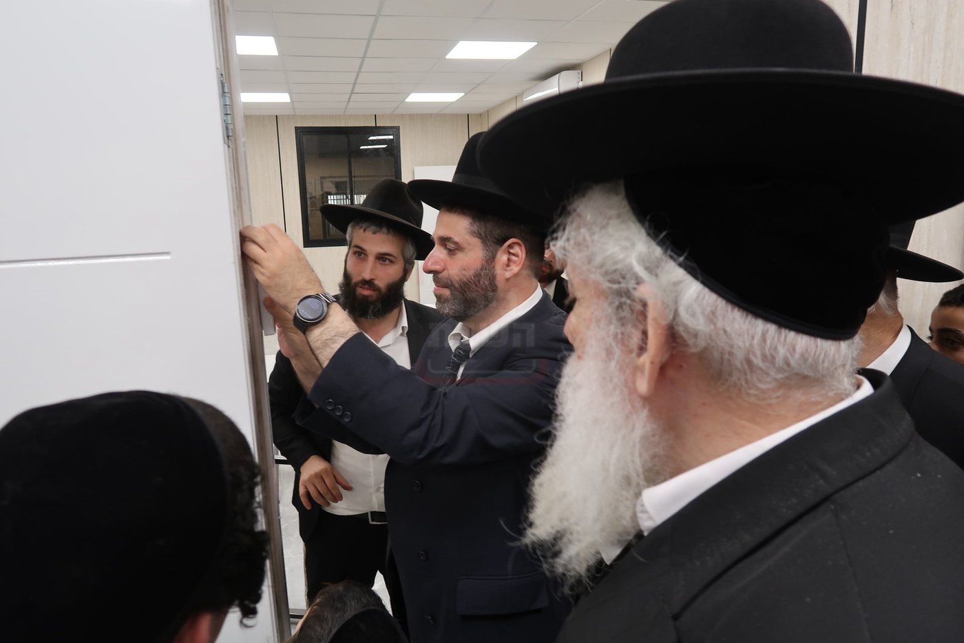 קביעת מזוזות לביהכ"נ 'איילת השחר' בשכונת 'מתחם הסופרים'