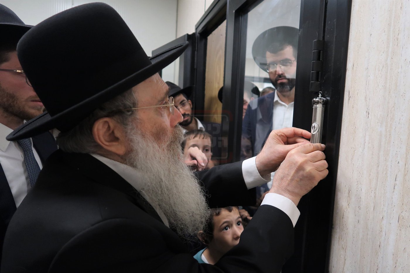 קביעת מזוזות לביהכ"נ 'איילת השחר' בשכונת 'מתחם הסופרים'