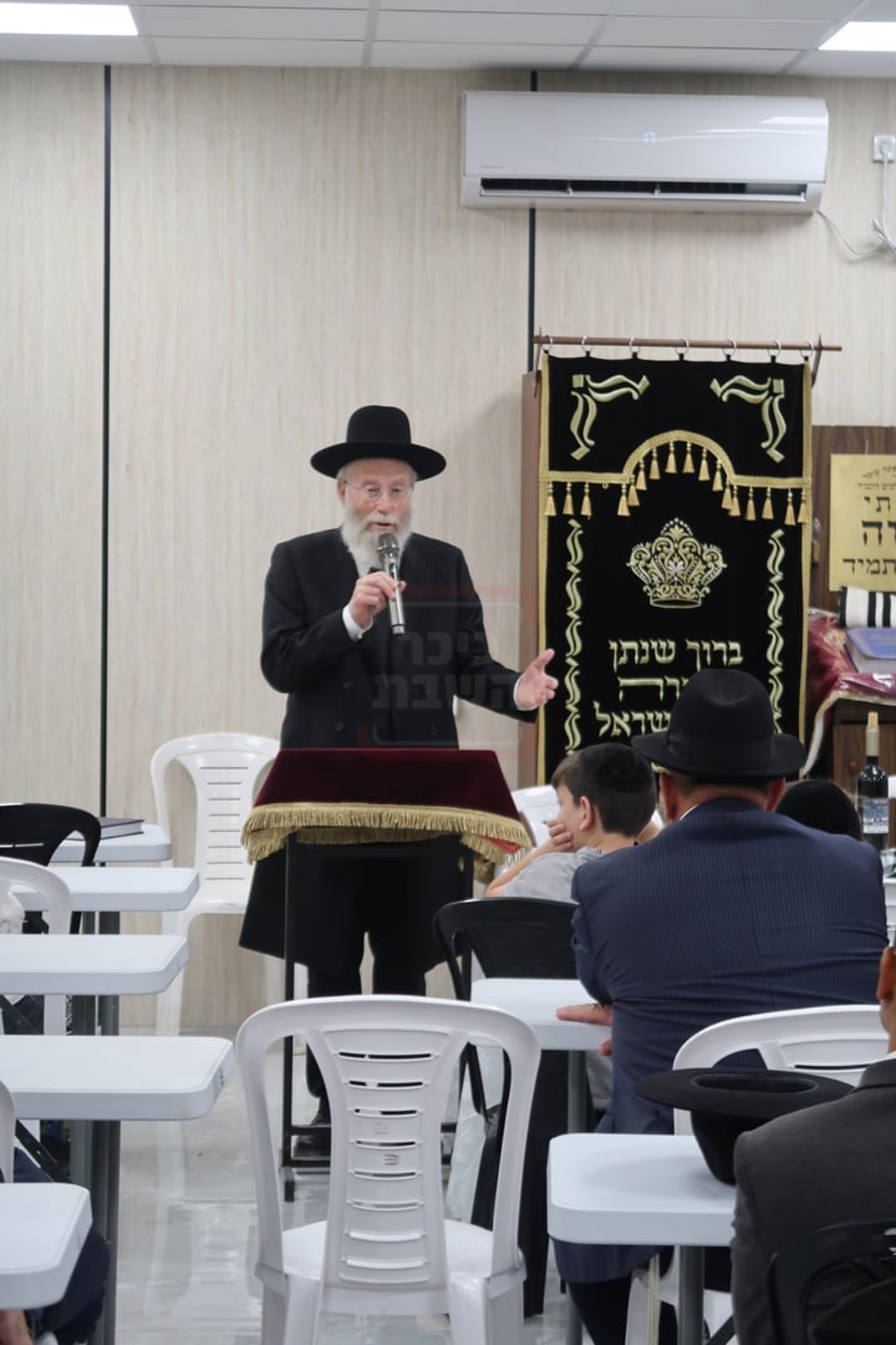 קביעת מזוזות לביהכ"נ 'איילת השחר' בשכונת 'מתחם הסופרים'