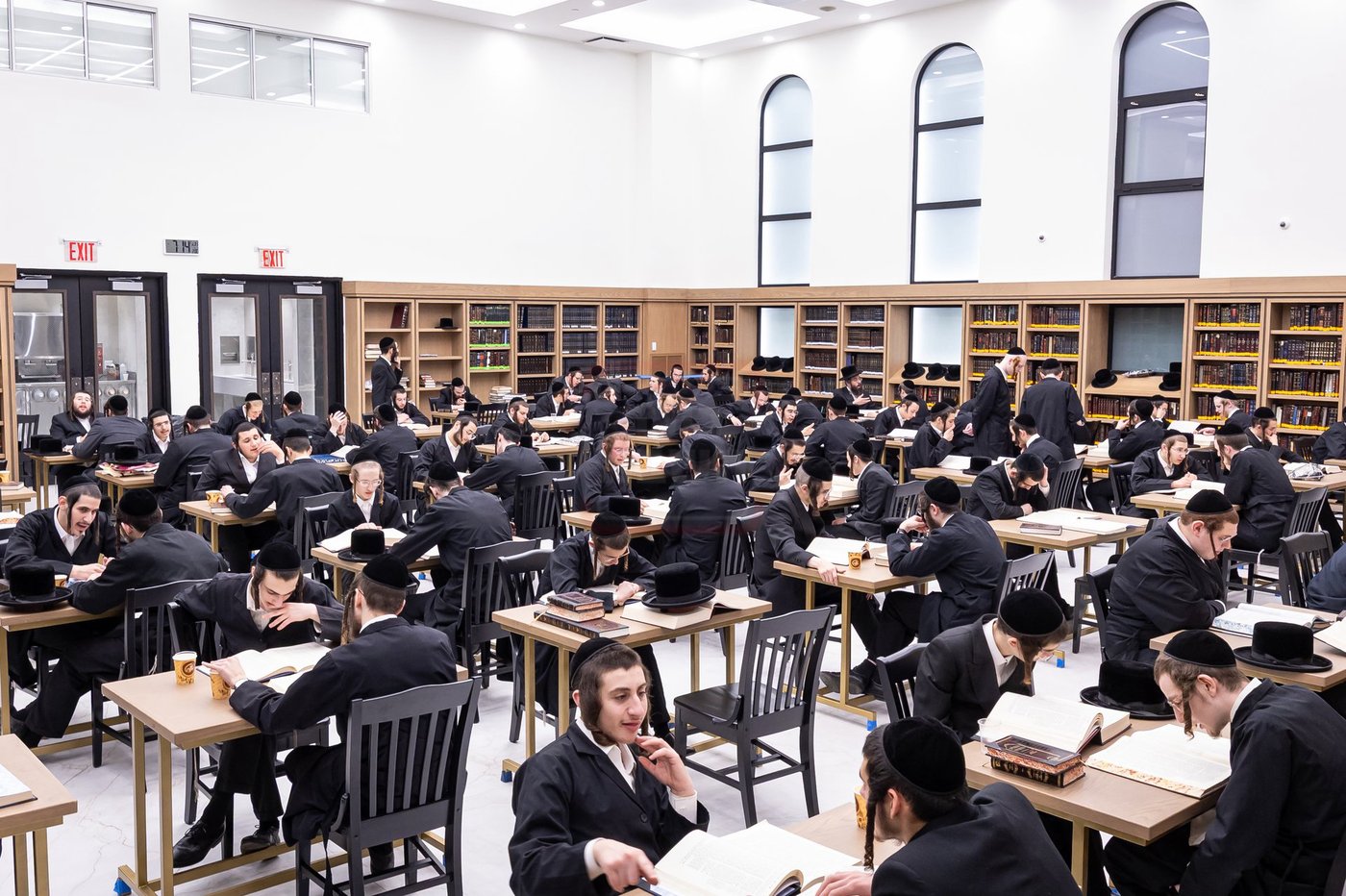 האדמו"ר מצאנז קלויזנבורג בסיור בהיכל הישיבה החדש