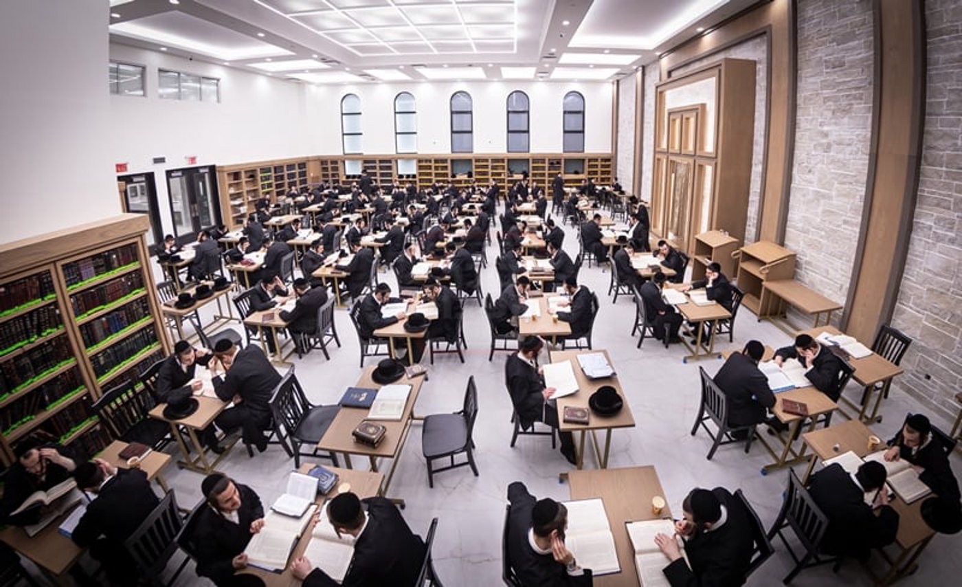 האדמו"ר מצאנז קלויזנבורג בסיור בהיכל הישיבה החדש