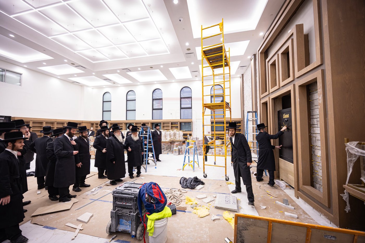 האדמו"ר מצאנז קלויזנבורג בסיור על השטח בעת הבנייה