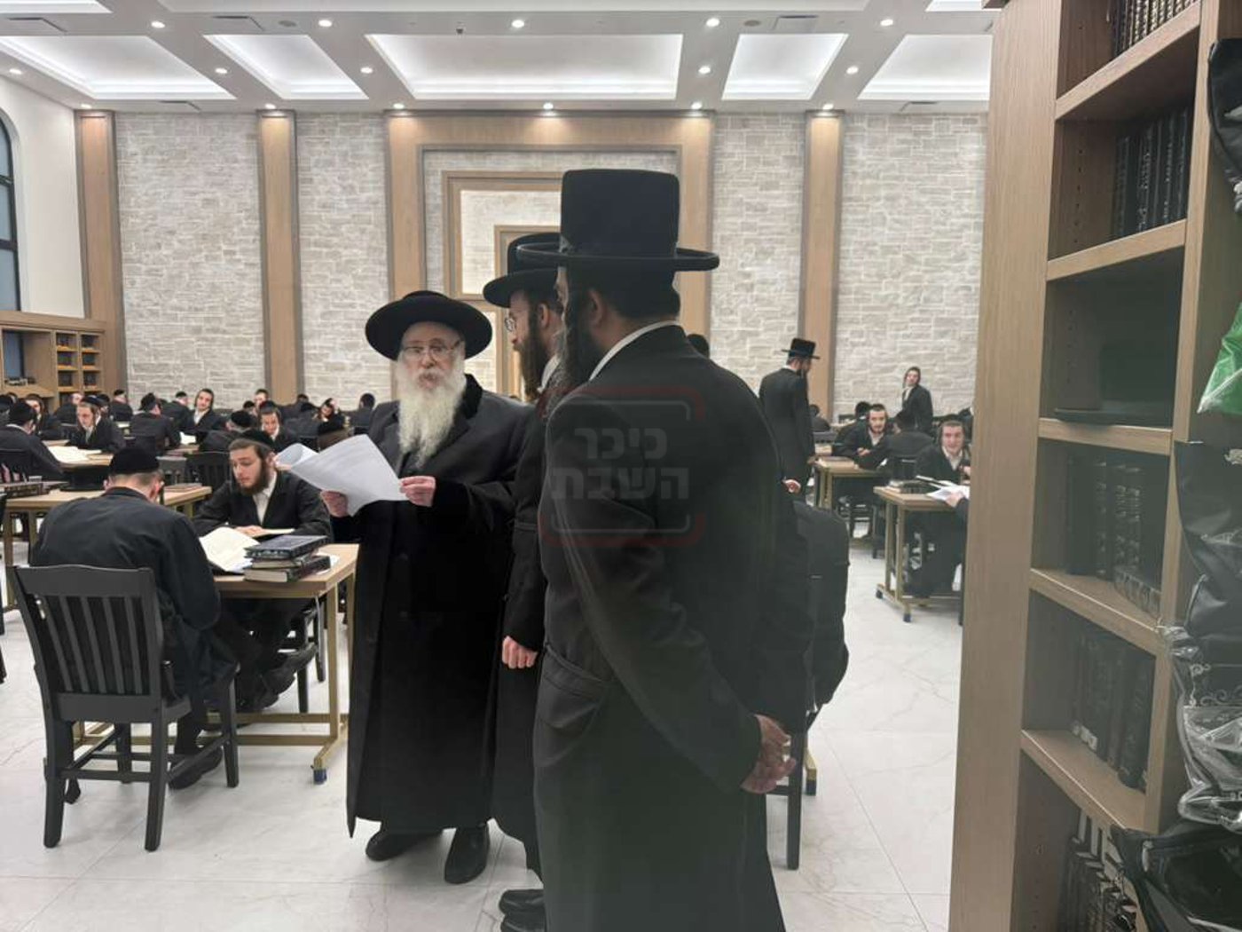 האדמו"ר מצאנז קלויזנבורג בסיור בהיכל הישיבה החדש