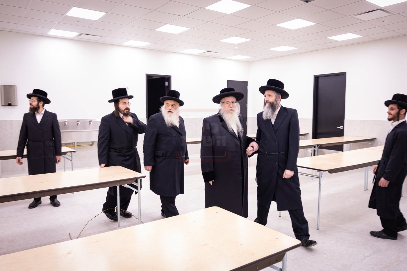 האדמו"ר מצאנז קלויזנבורג בסיור על השטח בעת הבנייה