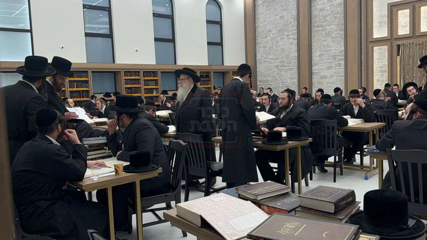 האדמו"ר מצאנז קלויזנבורג בסיור בהיכל הישיבה החדש