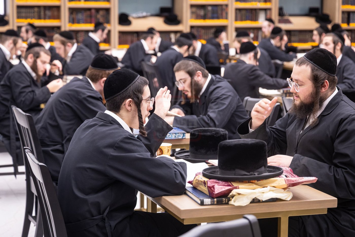 האדמו"ר מצאנז קלויזנבורג בסיור בהיכל הישיבה החדש