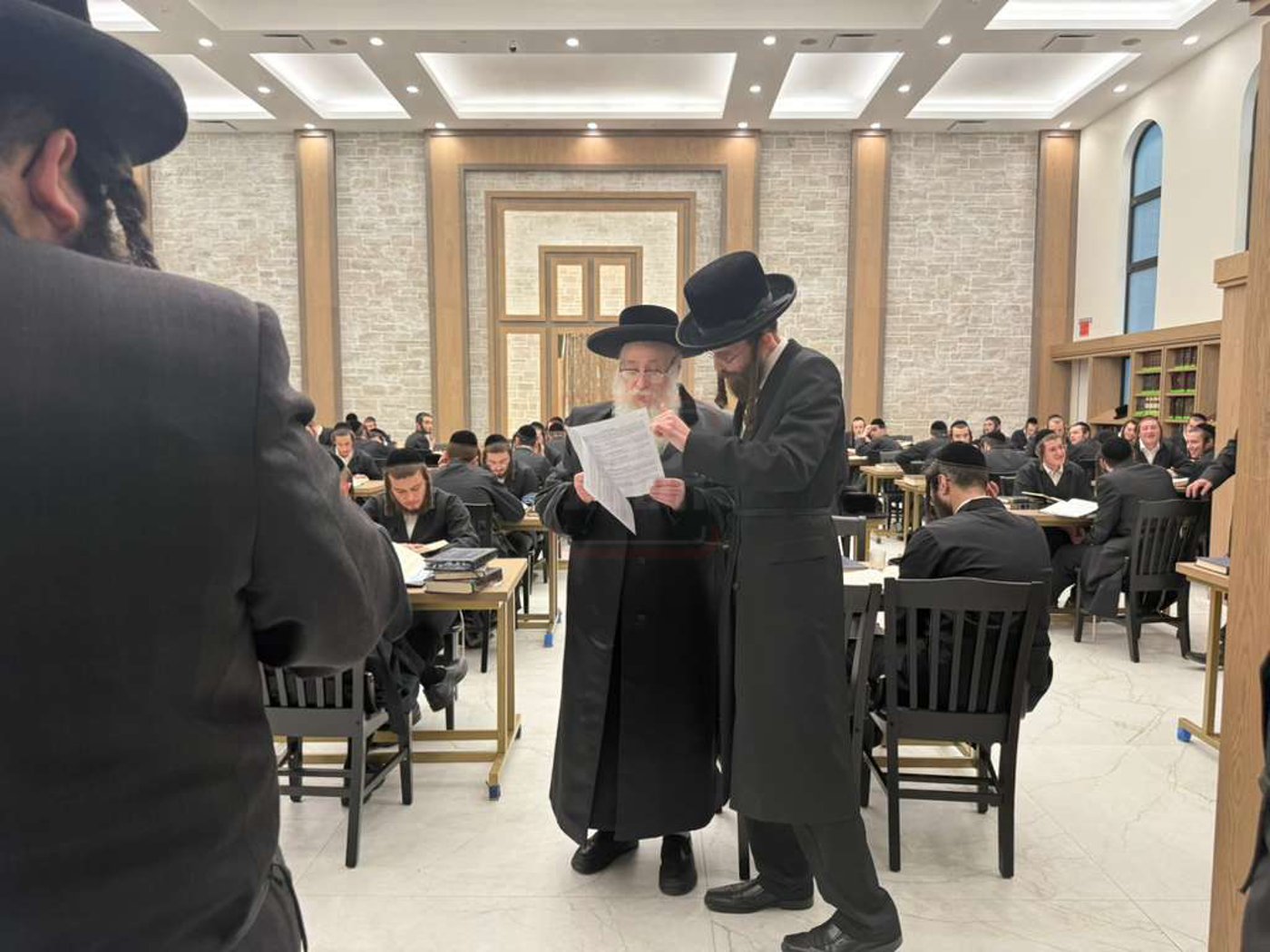 האדמו"ר מצאנז קלויזנבורג בסיור בהיכל הישיבה החדש