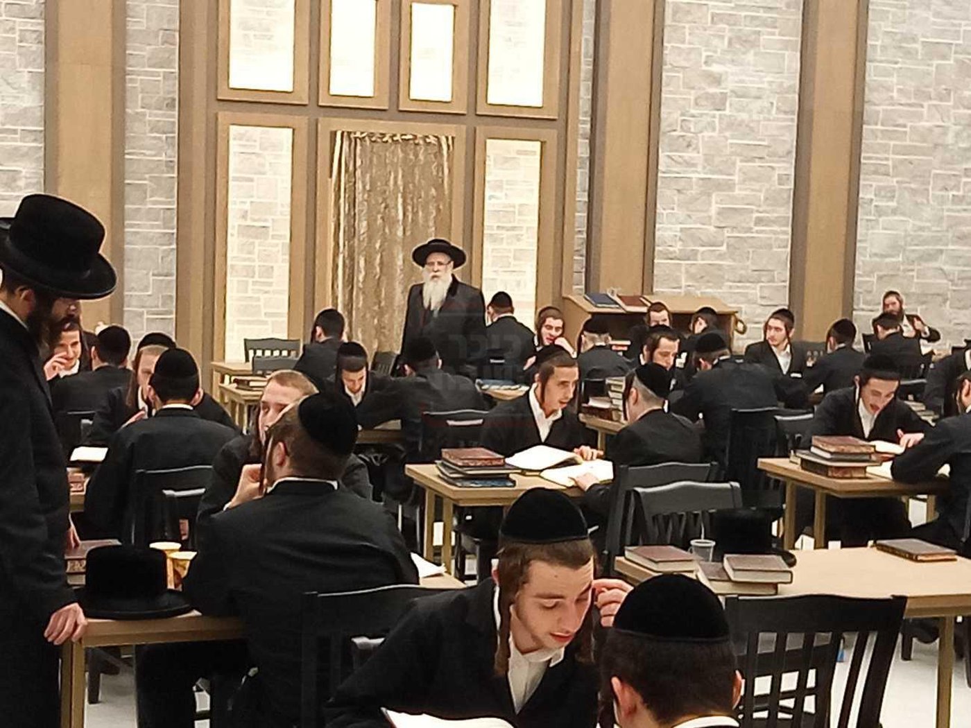 האדמו"ר מצאנז קלויזנבורג בסיור בהיכל הישיבה החדש