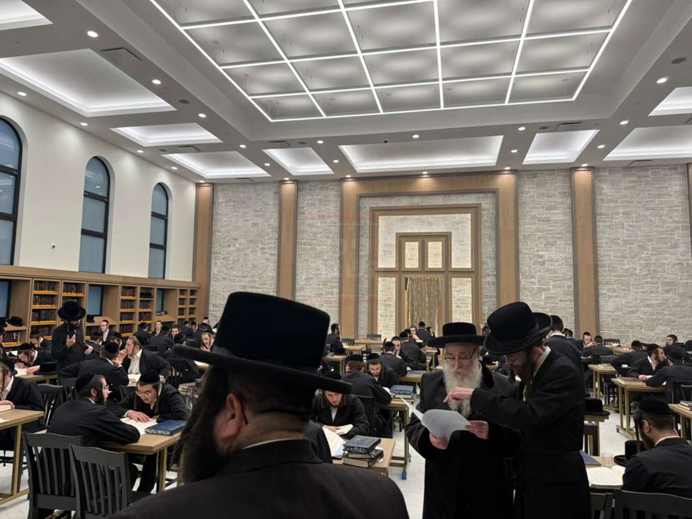 האדמו"ר מצאנז קלויזנבורג בסיור בהיכל הישיבה החדש