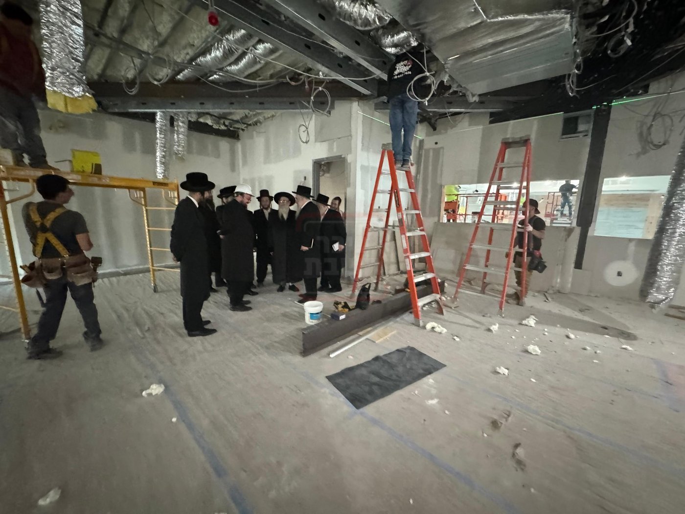 האדמו"ר מצאנז קלויזנבורג בסיור על השטח בעת הבנייה