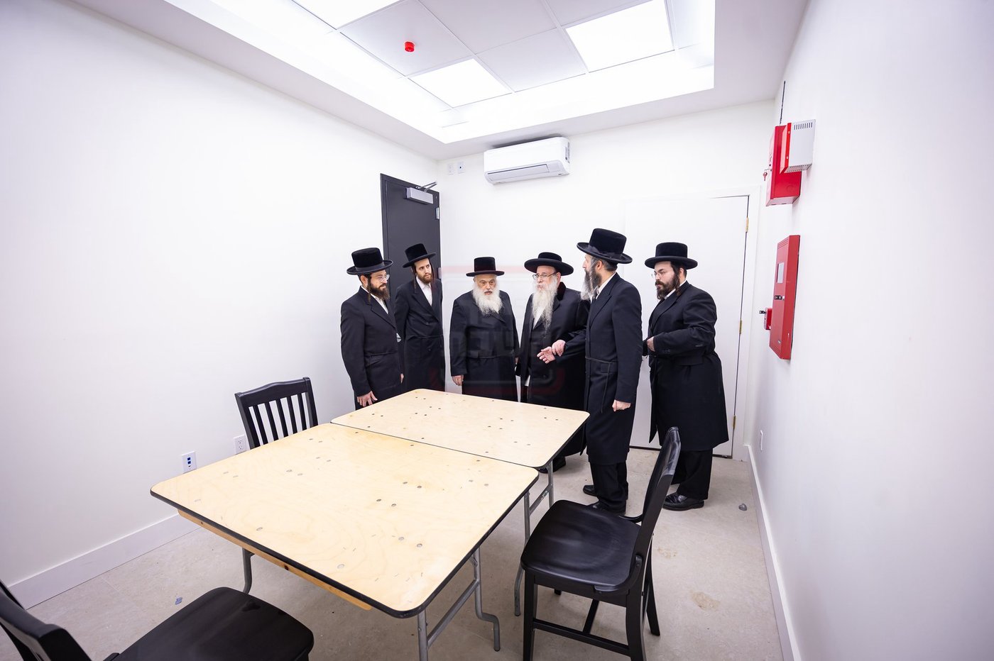 האדמו"ר מצאנז קלויזנבורג בסיור על השטח בעת הבנייה