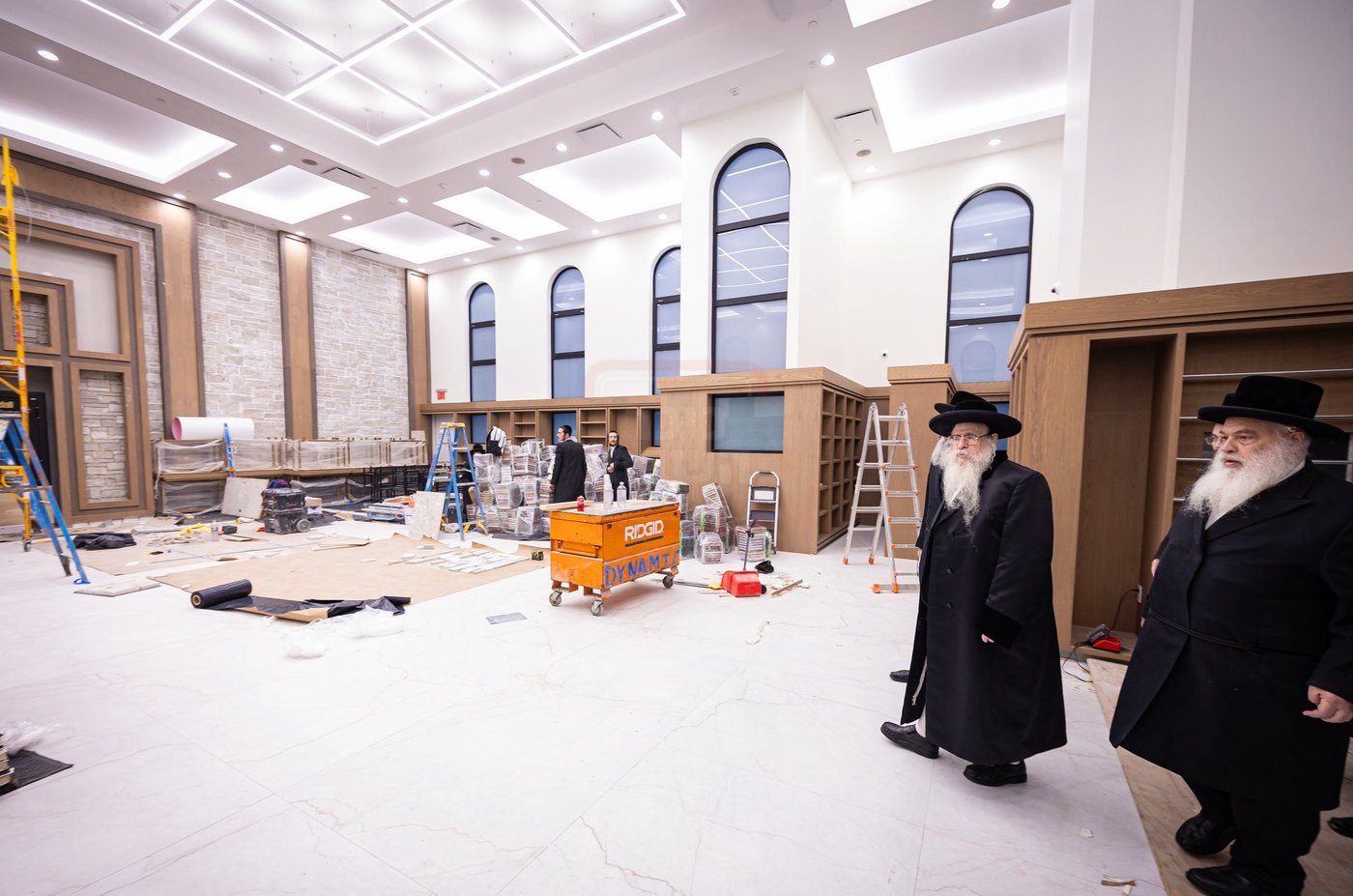 האדמו"ר מצאנז קלויזנבורג בסיור על השטח בעת הבנייה