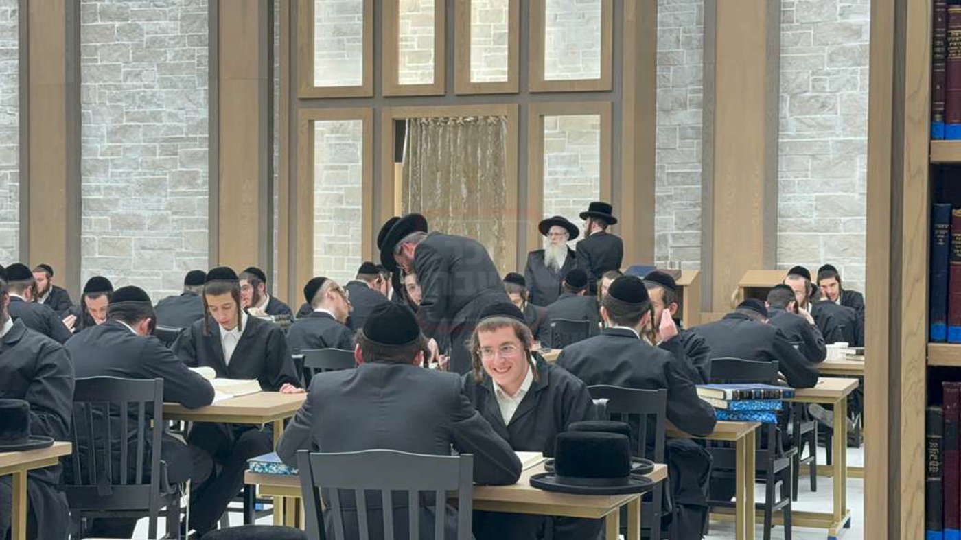 האדמו"ר מצאנז קלויזנבורג בסיור בהיכל הישיבה החדש