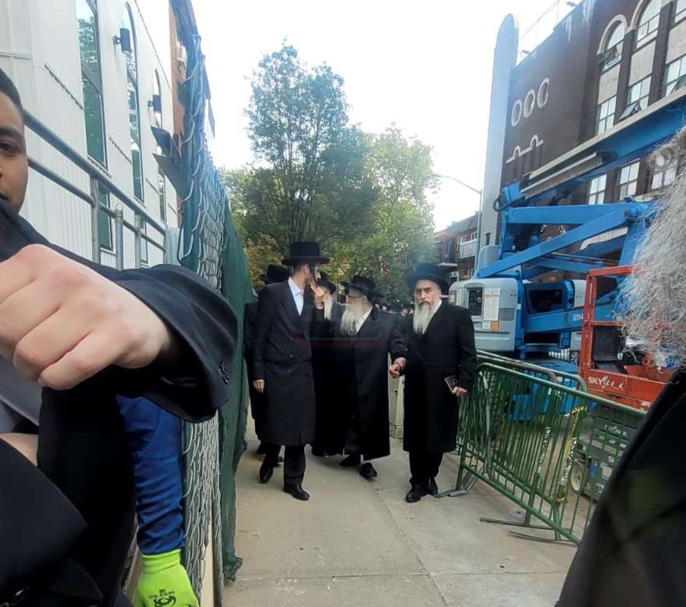 האדמו"ר מצאנז קלויזנבורג בסיור על השטח בעת הבנייה