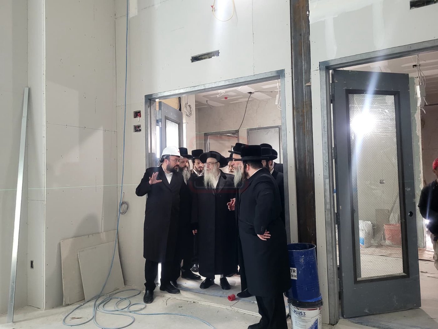 האדמו"ר מצאנז קלויזנבורג בסיור על השטח בעת הבנייה