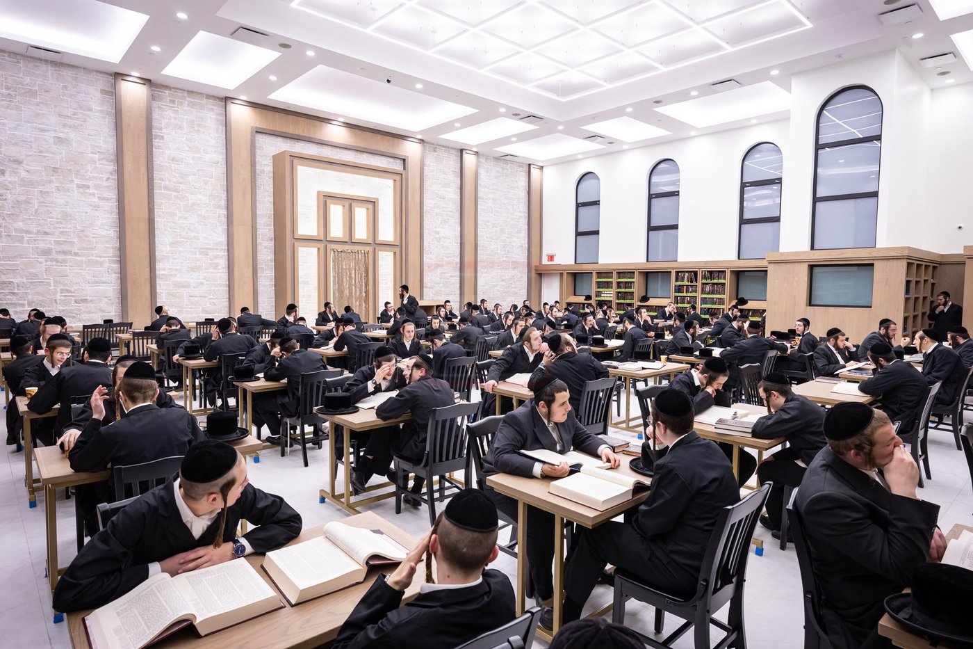 האדמו"ר מצאנז קלויזנבורג בסיור בהיכל הישיבה החדש