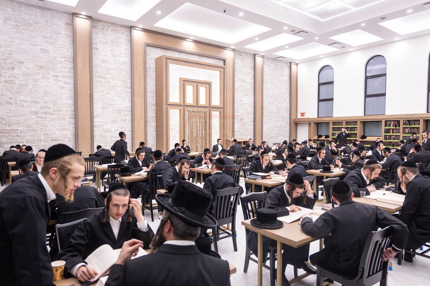 האדמו"ר מצאנז קלויזנבורג בסיור בהיכל הישיבה החדש