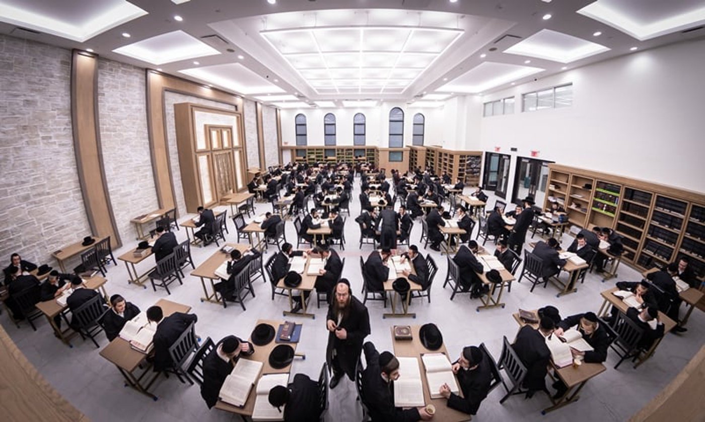 האדמו"ר מצאנז קלויזנבורג בסיור בהיכל הישיבה החדש